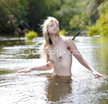 genç kadın bir yaz gününde.