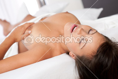 sığ dof beyaz yatakta çıplak seksi kadın